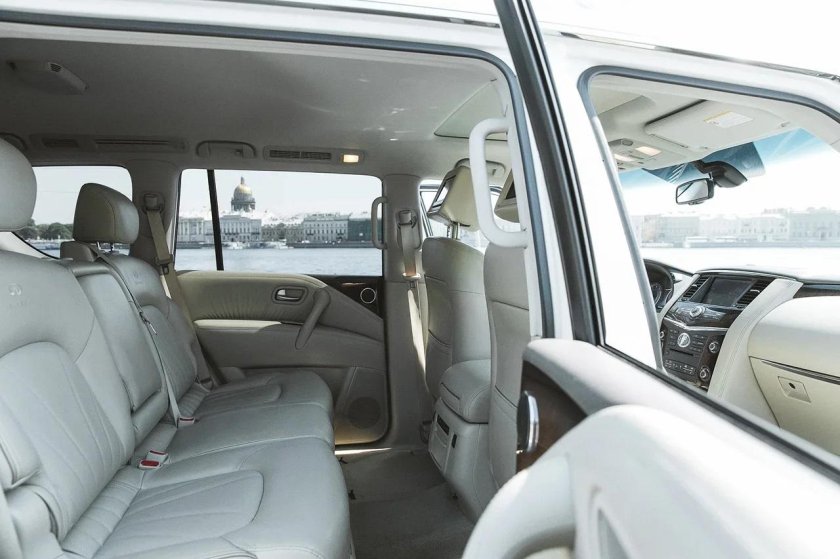 Инфинити qx80 белый салон