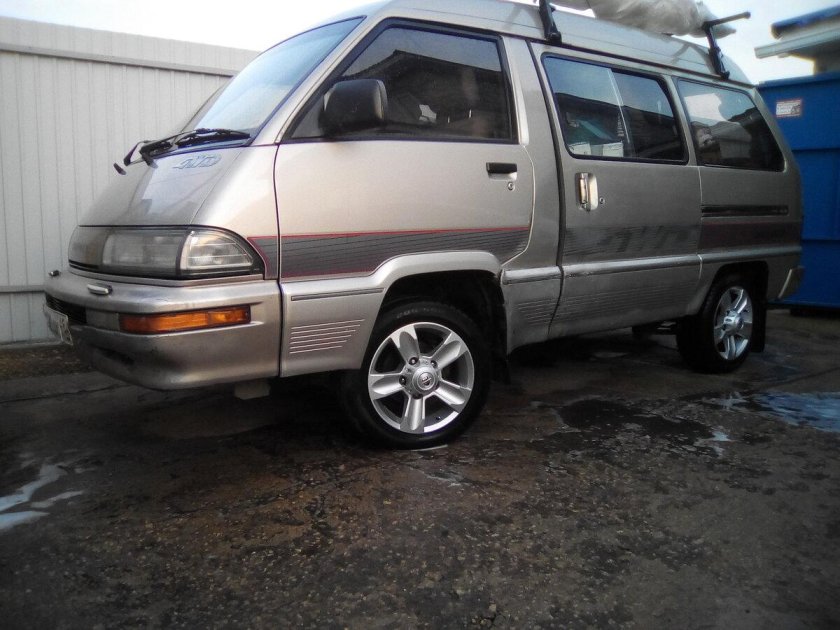 Toyota Master Ace Surf 1990