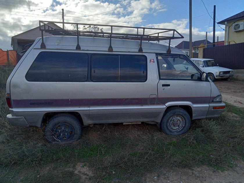 Toyota Master Ace Surf 1990