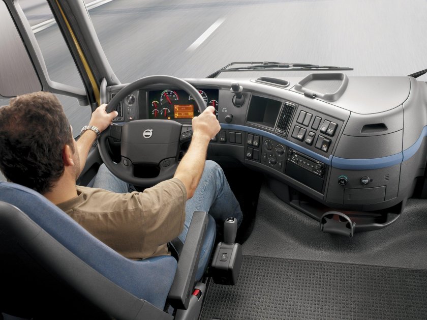 Кабина тягача Вольво внутри