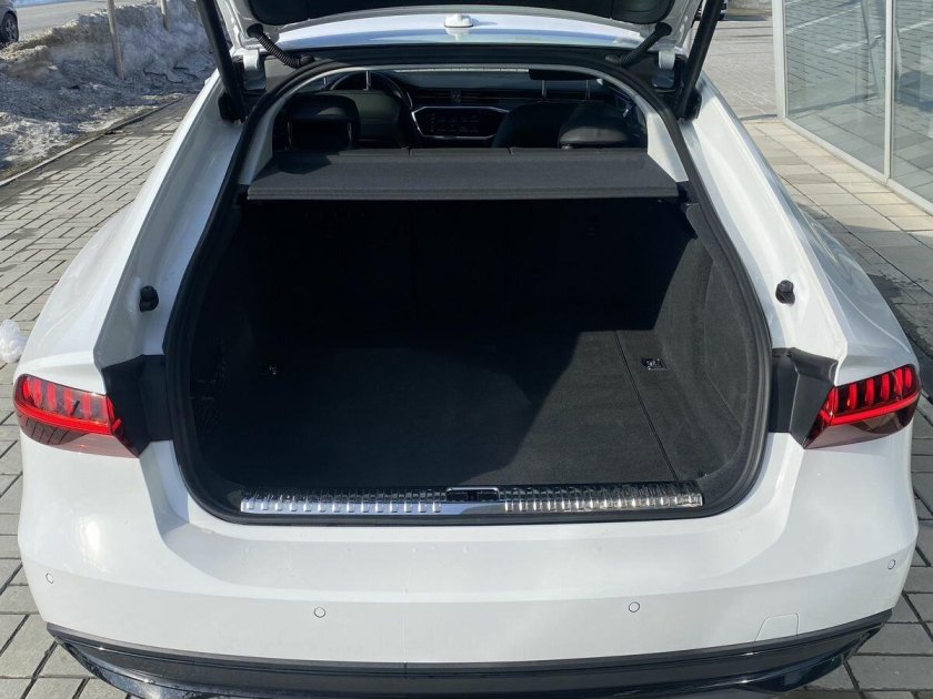 Белая ауди а 7