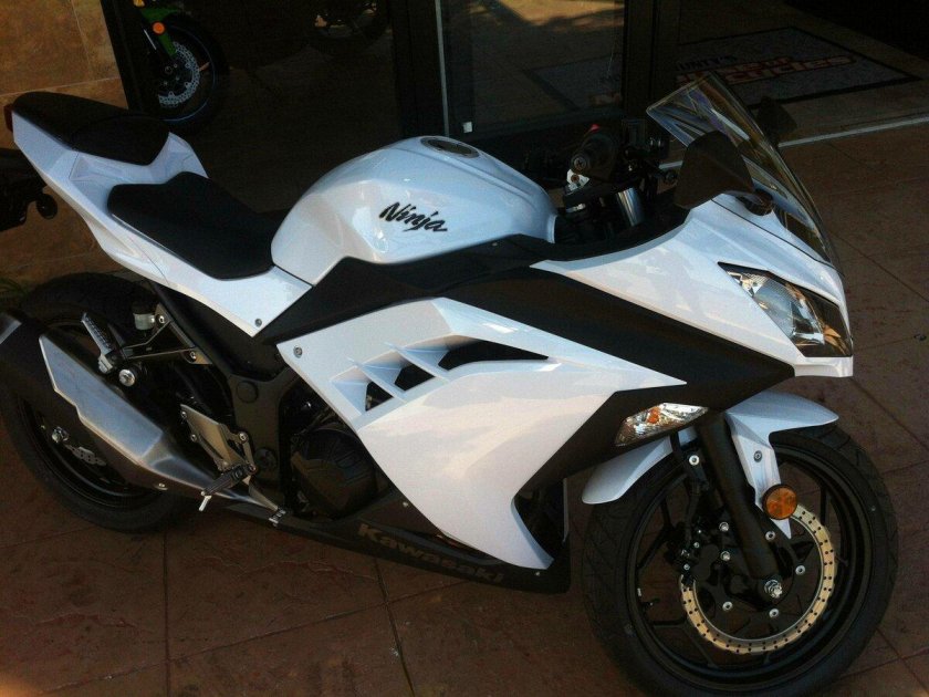 Кавасаки Ninja 300 белый