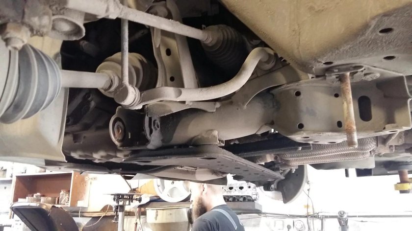 Мазда МПВ 2 вид снизу