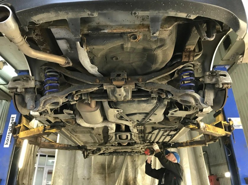 Mazda 3 2008 днище