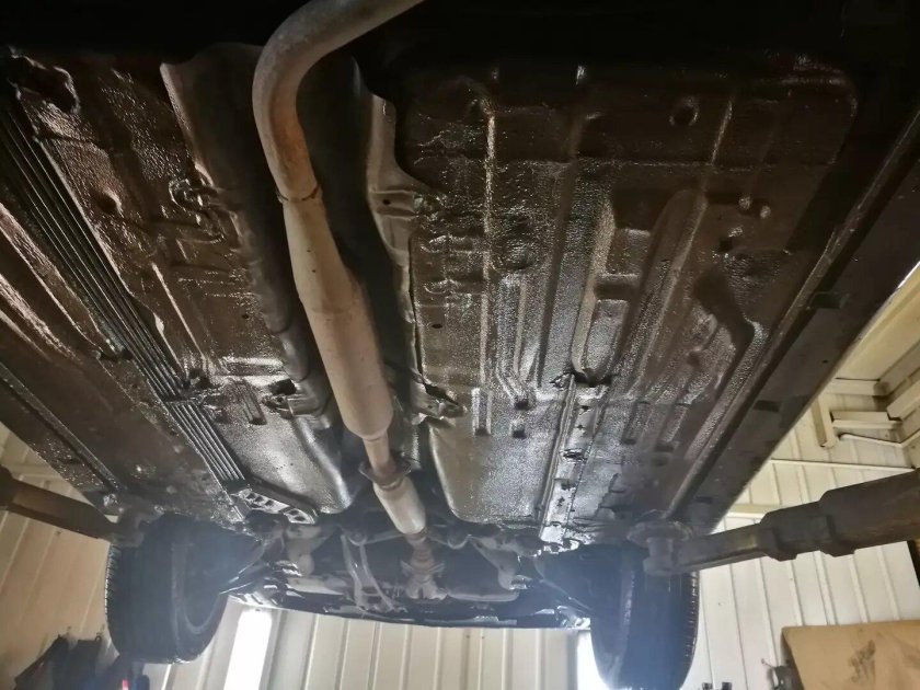 Mazda familia днище