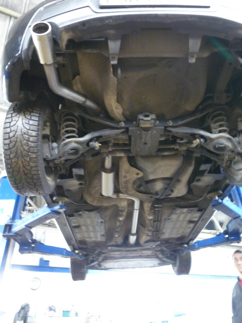 Выхлоп снизу Мазда 3 БК