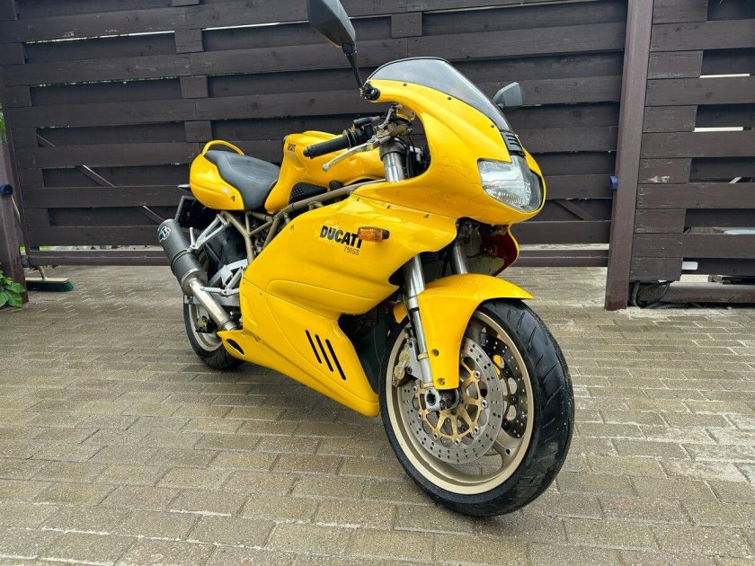 Мотоцикл дукати желтый