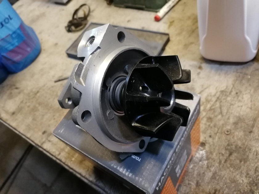 Водяная помпа Нива Шевроле