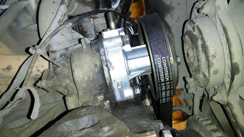 Крепление помпы Шевроле Нива