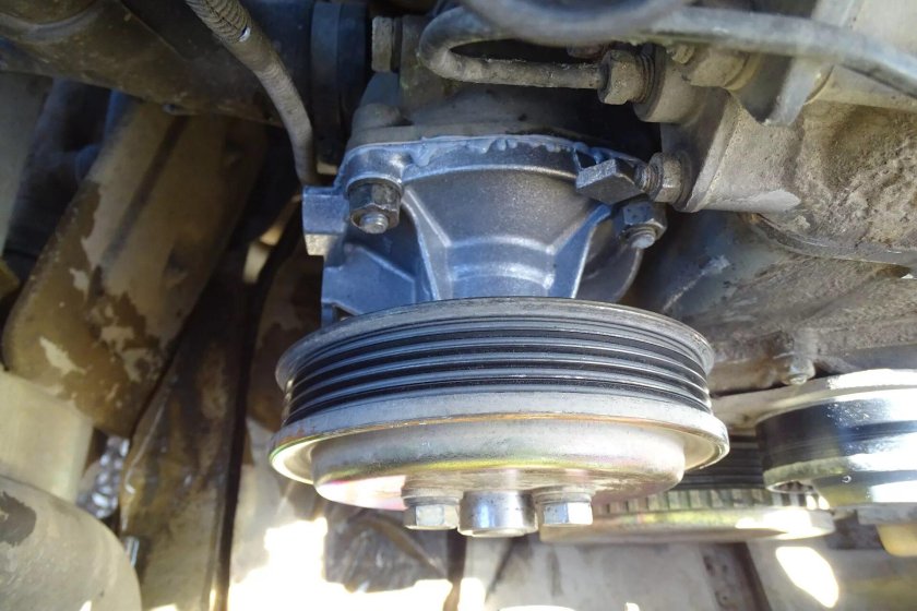 Крепление помпы Шевроле Нива