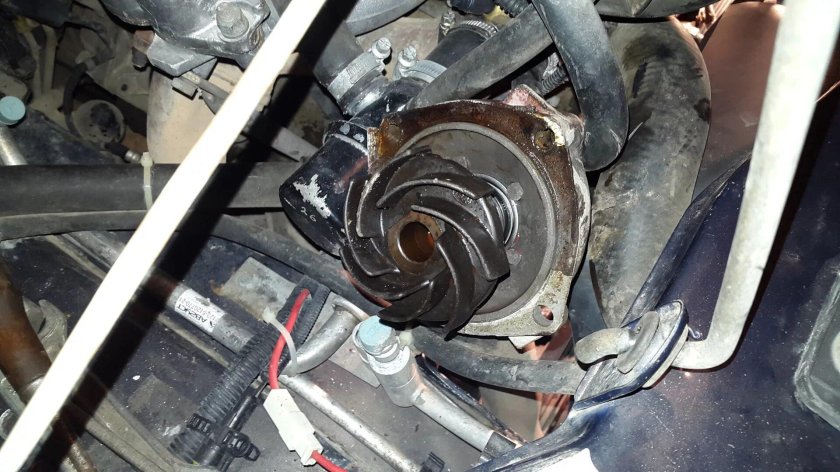 Крепление помпы Шевроле Нива