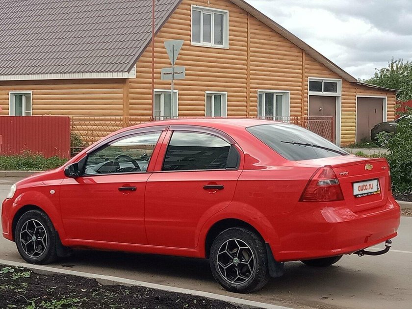 Шевроле Авео 2007 красная