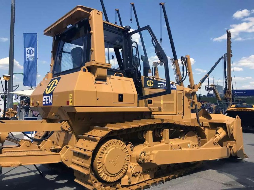 Гусеничный бульдозер