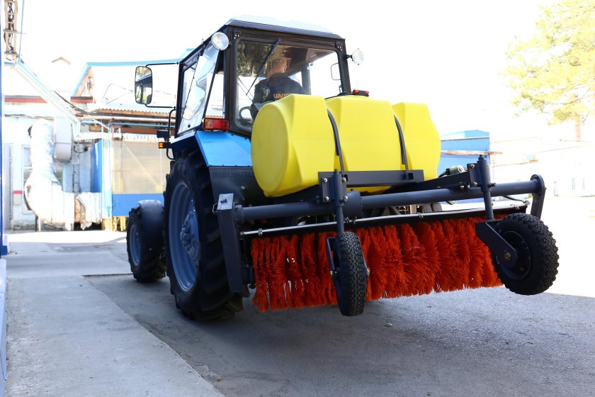 Щетка МК-7 С баком для воды бак 500л на базе МК-4.1 усиленные колеса