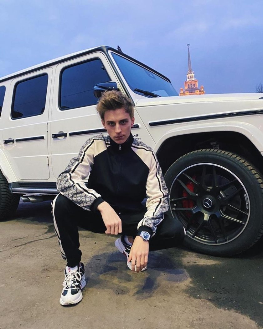 Блоггер а4 Влад бумага фото. Который. Снимает. Видео