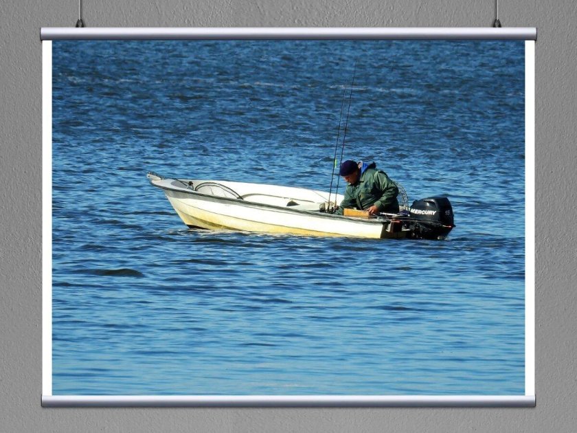 Моторная лодка на воде