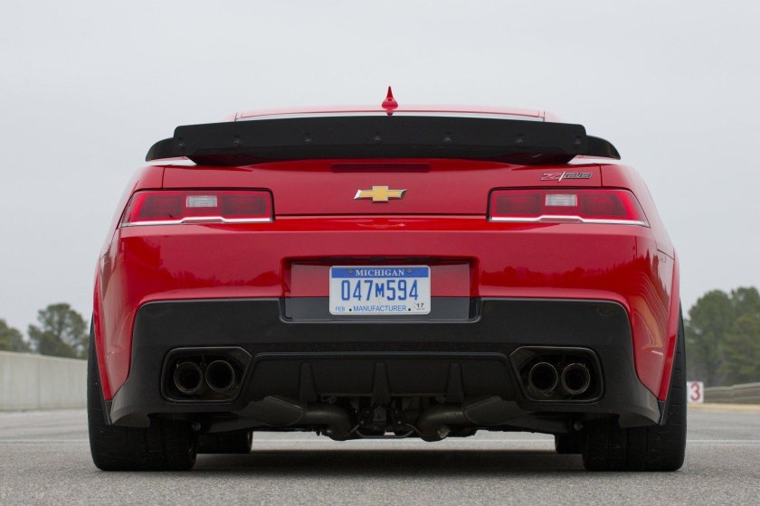 Chevrolet Camaro 2023 сзади