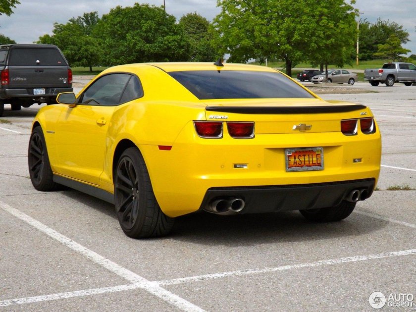 Шевроле Камаро сзади