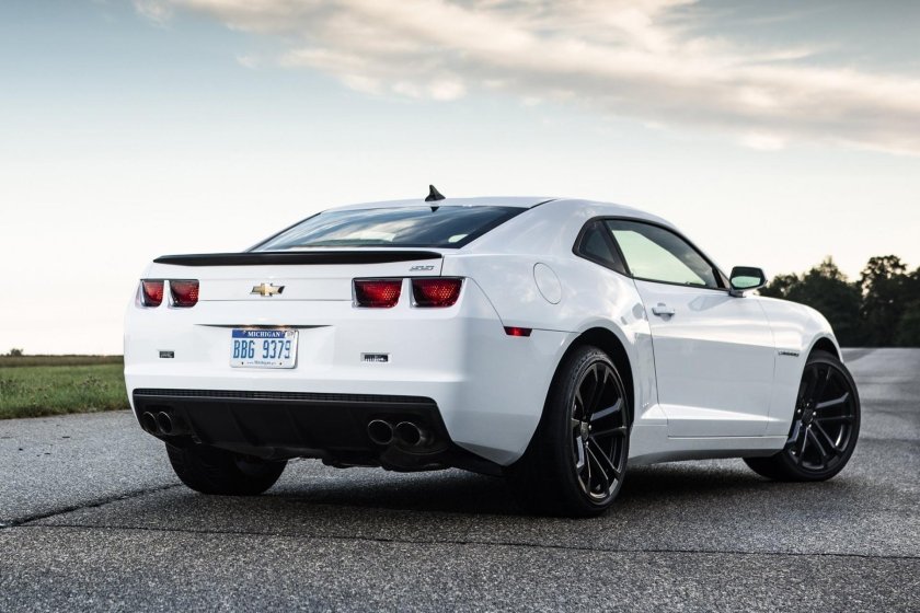 Шевроле Камаро белая