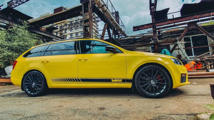 Машина желтая