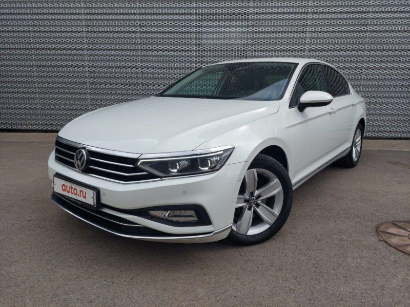 Фольксваген Пассат 2020 белый