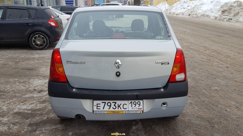 Renault Logan 1 сзади