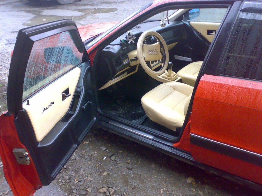 Ауди 80 с светлым салоном
