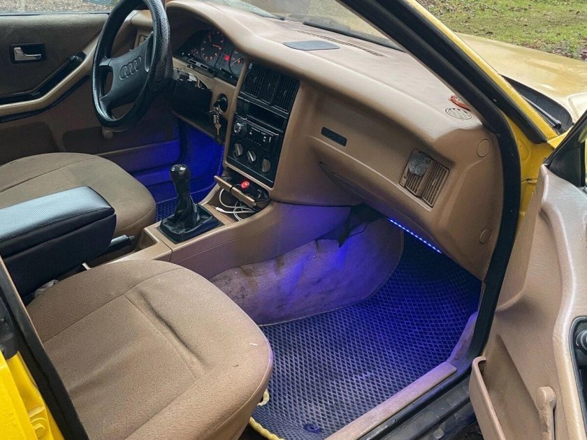 Ауди 80 с светлым салоном