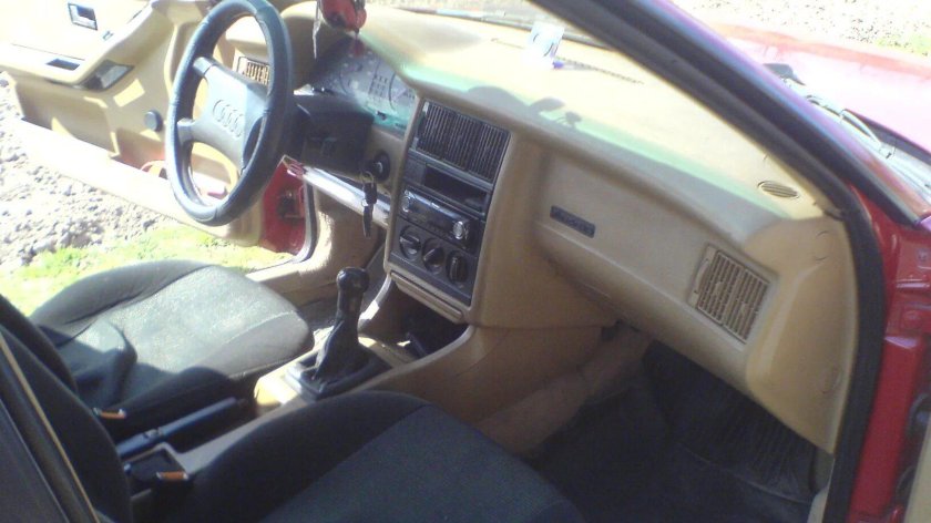 Ауди 80 с светлым салоном