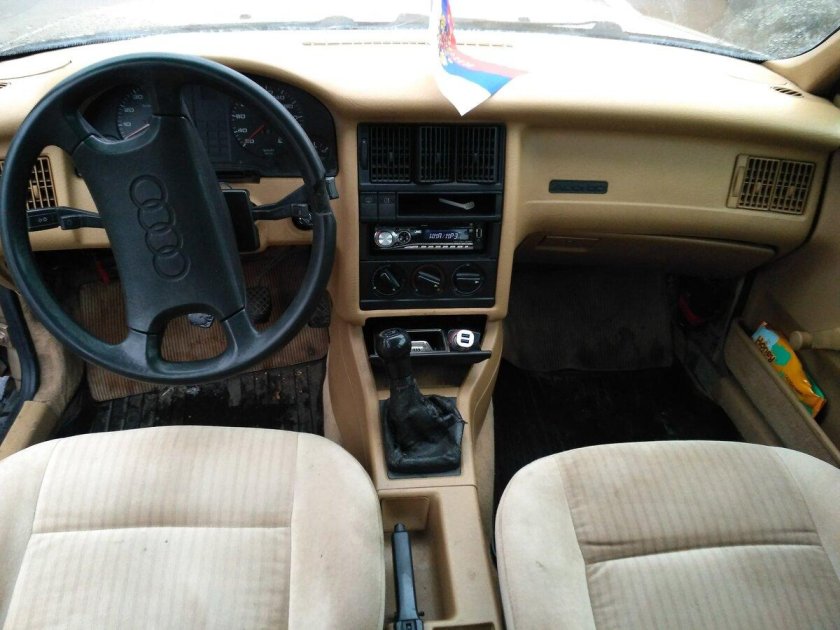 Ауди 80 с светлым салоном