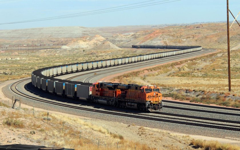Грузовой поезд в Америке BNSF