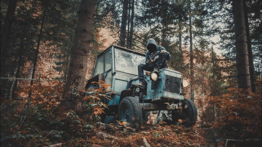 Трактор в лесу