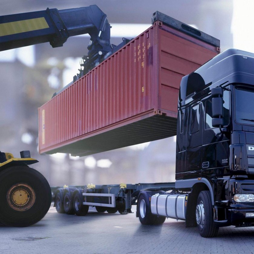 Грузовик с контейнером