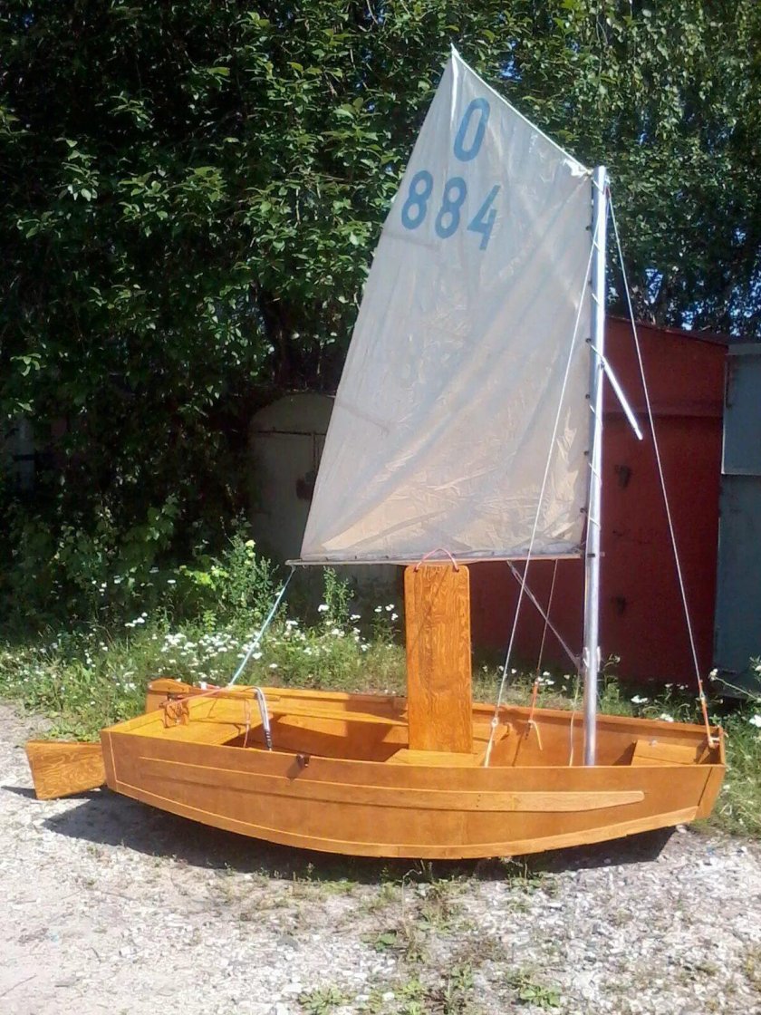 Парусная лодка швертбот