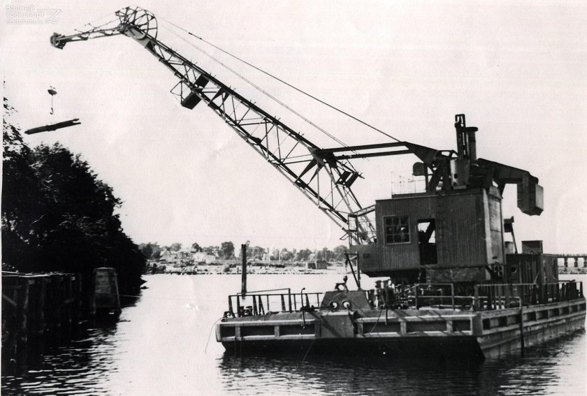 Плавучий кран Бурлак