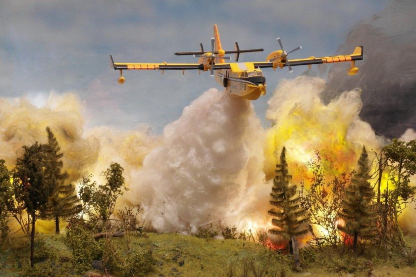 Самолет тушит Лесной пожар