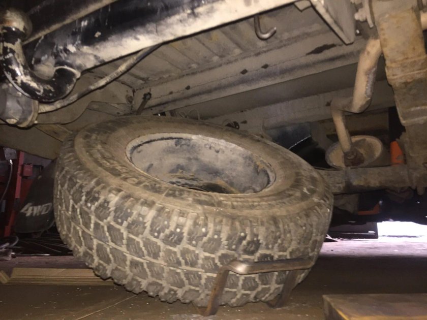 Крепление запасного колеса Mitsubishi Canter