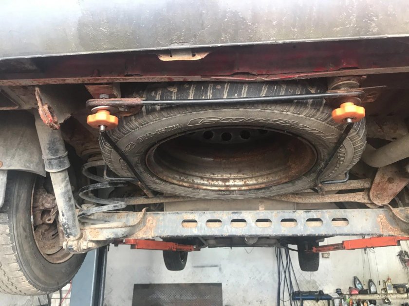 Крепления запаски на Рено трафик