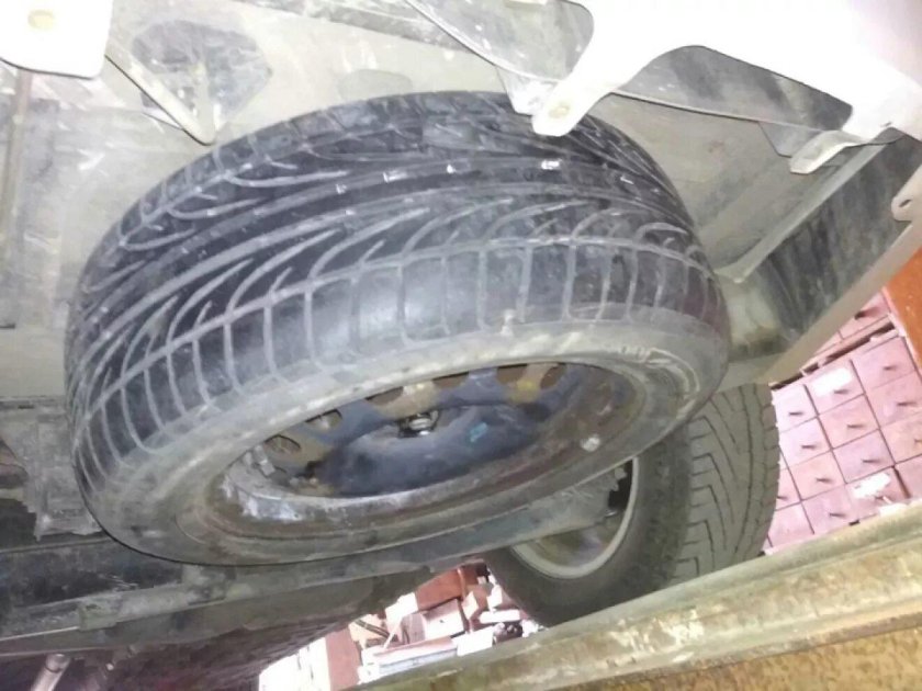 Кронштейн запасного колеса Рено Гранд Сценик 2