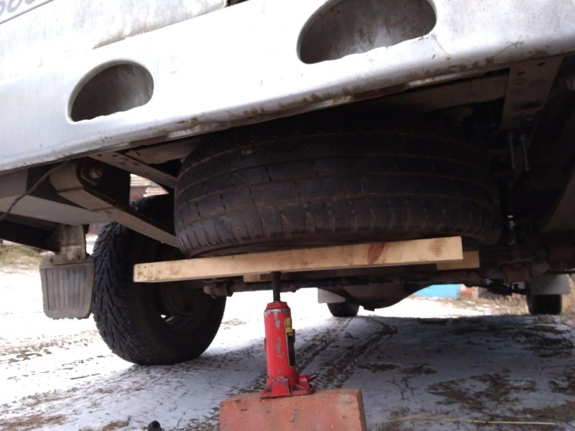 Соболь крепление запасного колеса снизу Соболь