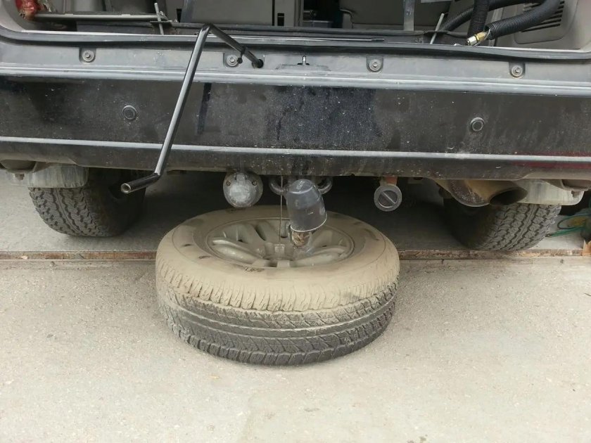 Запаска под днищем УАЗ Патриот