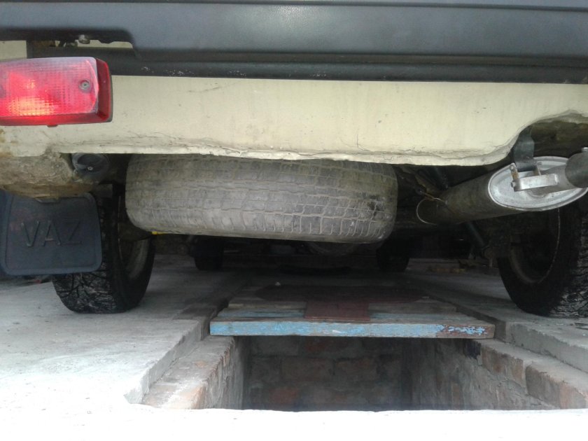 ВАЗ 2107 поддон запасного колеса