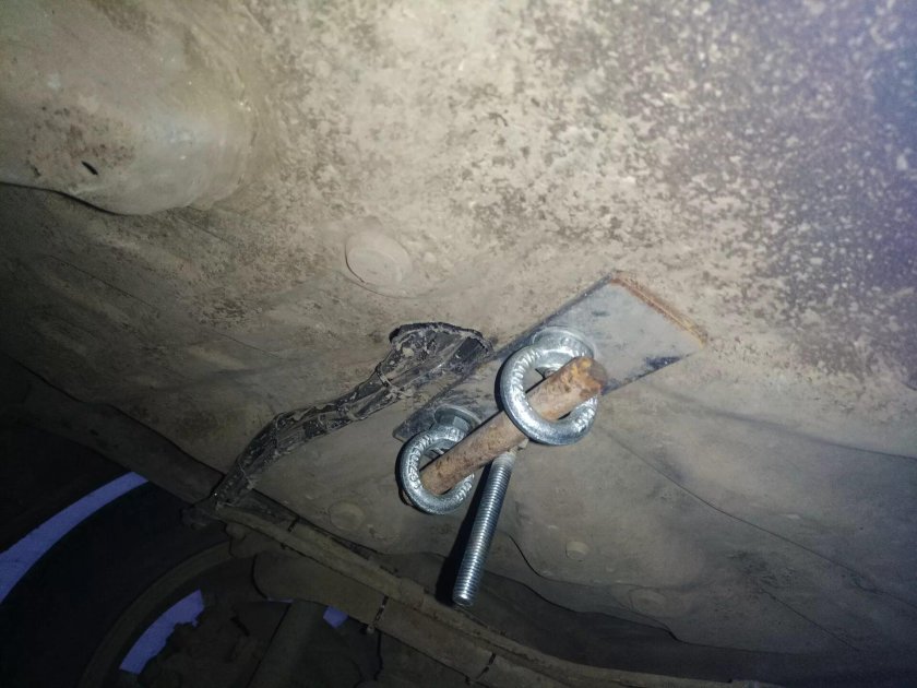 Крепление запаски под днищем