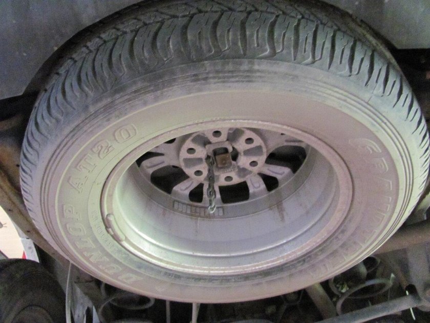 Нива Шевроле запаска снизу