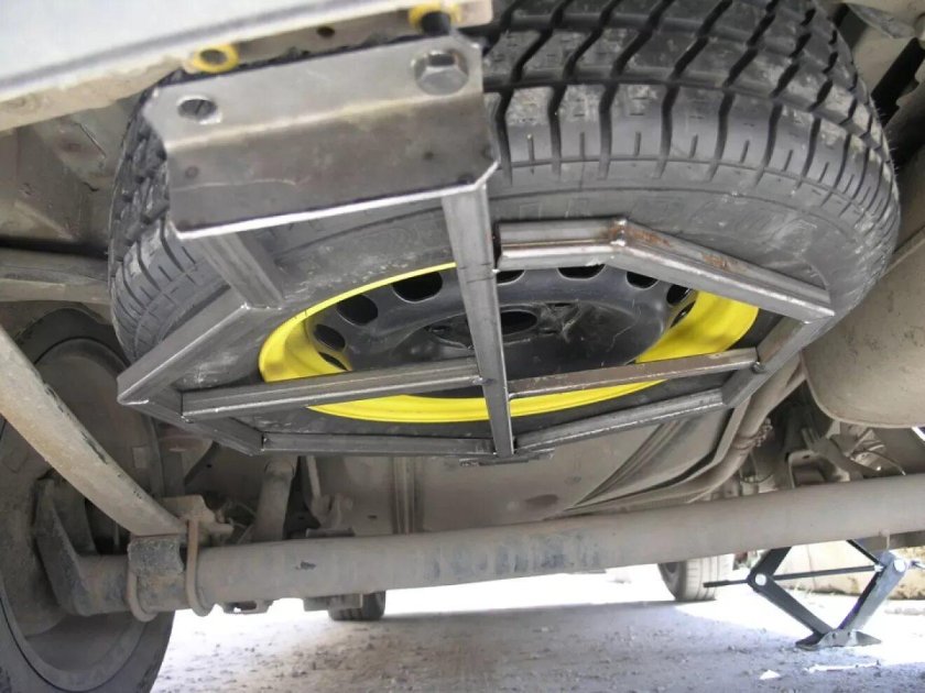 Крепление запасного колеса Транспортер т5