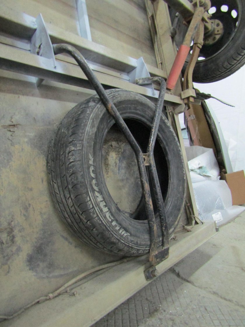 Крепление запасного колеса на прицеп МЗСА 81771е