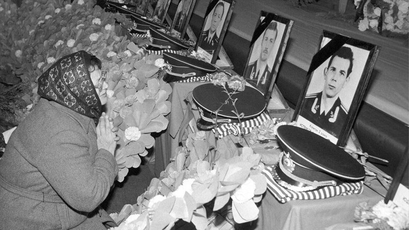 Похороны экипажа АПЛ комсомолец .