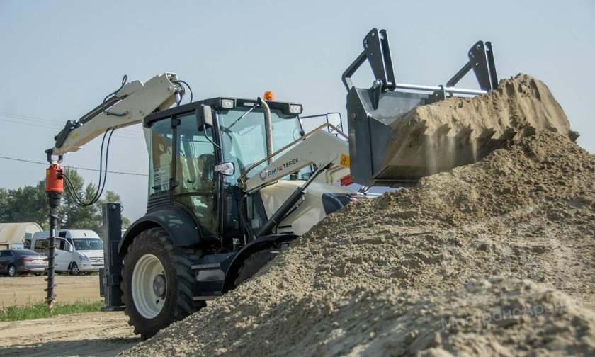 TLB 825-RM экскаватор-погрузчик