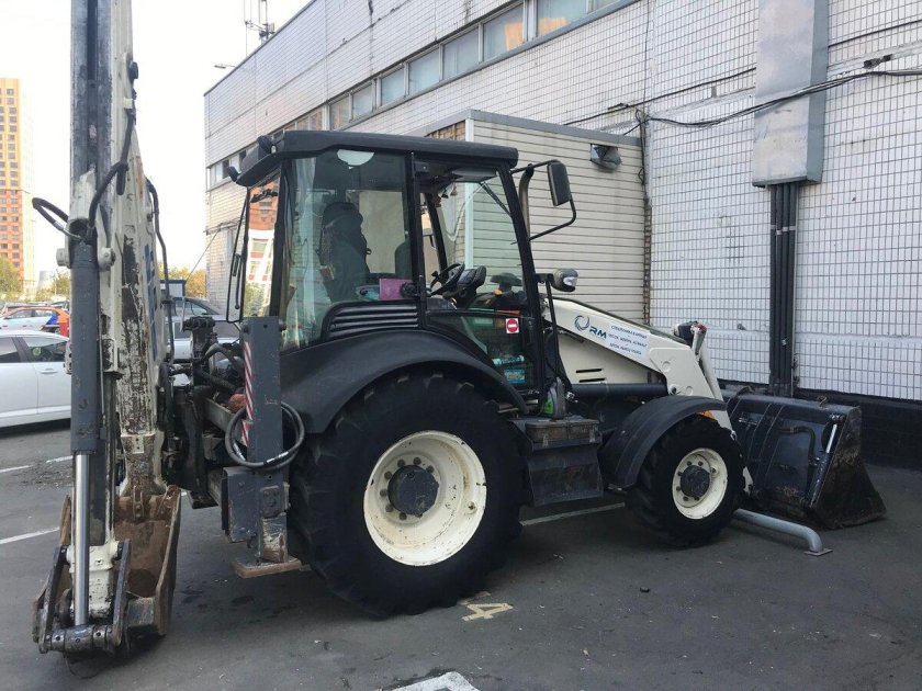 TLB 825-RM экскаватор-погрузчик