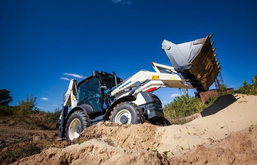 TLB 825-RM экскаватор-погрузчик
